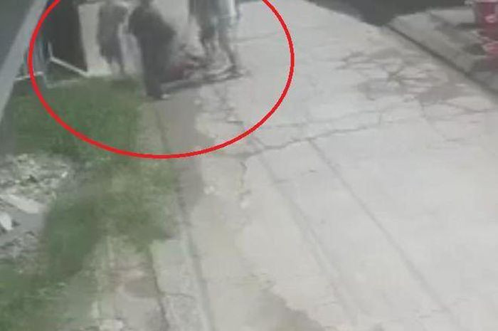 Nguoi dan ong bi bat giu, danh dap dan den tu vong