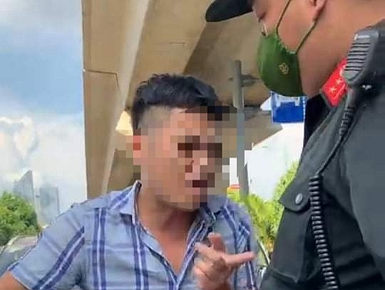 Nguoi dan ong khong deo khau trang con “ga” CSCD danh nhau