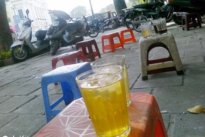  Chủ quán trà đá bị đâm chết vì pha trà đặc cho khách: Chỉ vì cốc trà đá pha đặc, chủ quán trà đá là anh Nguyễn Hữu Hiệp (SN 1985, trú quận Nam Từ Liêm, Hà Nội) bị khách là Đỗ Xuân Toản (SN 1973, trú cùng địa phương) đâm thấu tim dẫn đến tử vong. Ngày 30/8, VKSND TP Hà Nội vừa hoàn tất cáo trạng truy tố Toản. (Ảnh minh họa)