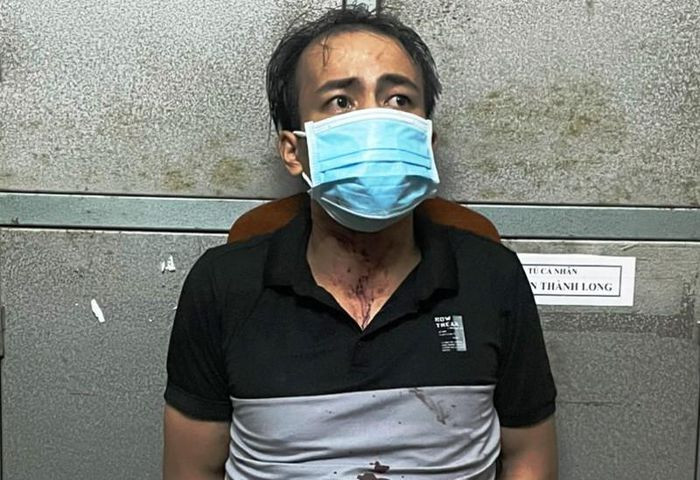  Cô gái bị người yêu cũ sát hại vì ghen: Thấy N.T.T.H (19 tuổi, ngụ Đà Nẵng) là cô gái yêu mình trước đó thân mật với người đàn ông khác, Nguyễn Đức Hiếu (29 tuổi, ở huyện Tuyên Hóa, Quảng Bình) nổi máu ghen, ra tay sát hại nạn nhân rồi tự sát nhưng bất thành. Ngày 30/8, Hiếu bị Công an quận Cẩm Lệ, TP Đà Nẵng tạm giữ. 