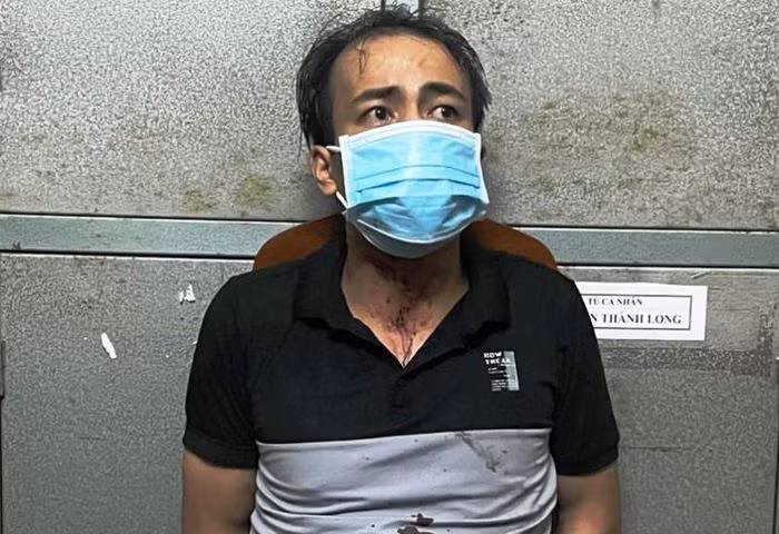  Cô gái bị người yêu cũ sát hại vì ghen: Thấy N.T.T.H (19 tuổi, ngụ Đà Nẵng) là cô gái yêu mình trước đó thân mật với người đàn ông khác, Nguyễn Đức Hiếu (29 tuổi, ở huyện Tuyên Hóa, Quảng Bình) nổi máu ghen, ra tay sát hại nạn nhân rồi tự sát nhưng bất thành. Ngày 30/8, Hiếu bị Công an quận Cẩm Lệ, TP Đà Nẵng tạm giữ. 