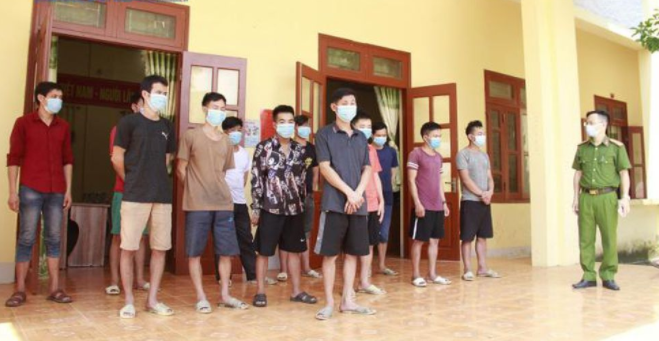  Bắt giữ 18 đối tượng khai thác vàng trái phép trên núi: Ngày 31/8, Công an xã Linh Hồ (huyện Vị Xuyên, tỉnh Hà Giang) cho biết, vừa tổ chức lực lượng truy quét các đối tượng khai thác vàng trái phép tại núi Pá Phay. Tại hiện trường, tổ công tác đã tiến hành tiêu hủy toàn bộ máy móc, lán trại, đồng thời bắt giữ các đối tượng về xã để điều tra, làm rõ.