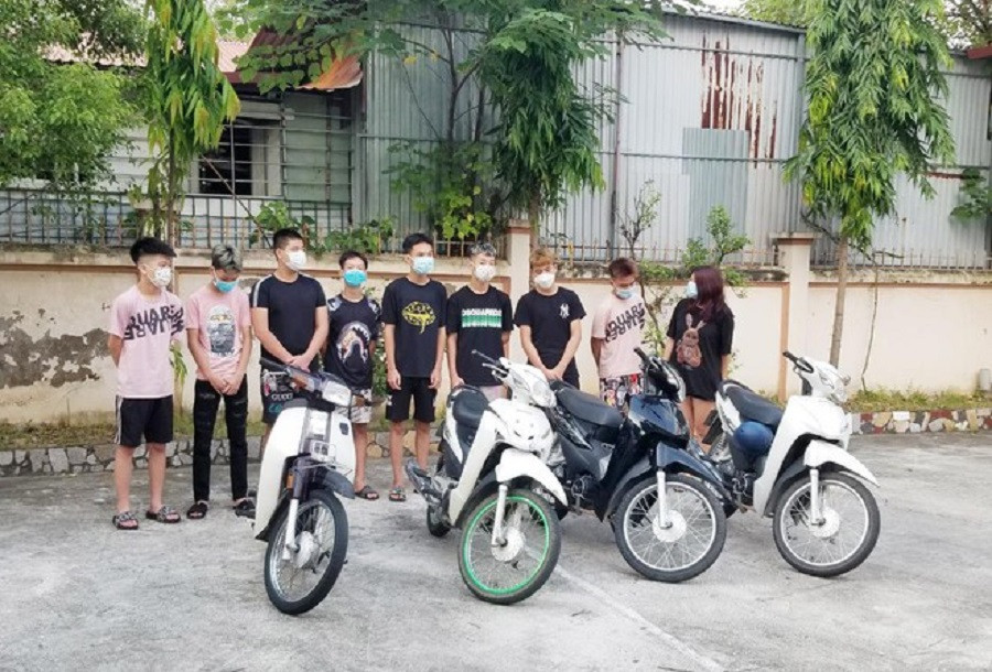  9 thanh thiếu niên "thông" chốt kiểm dịch để… đi hóng gió: Ngày 31/8, Công an phường Xuân Đỉnh (Bắc Từ Liêm, Hà Nội) cho biết, mới đây, có 9 thanh thiếu niên vẫn rủ nhau "thông" chốt kiểm dịch để... đi hóng gió tại địa bàn. Vì một số còn nhỏ tuổi, Công an phường Xuân Đỉnh đã mời cha mẹ, người giám hộ của nhóm trên đến trụ sở để làm việc. 