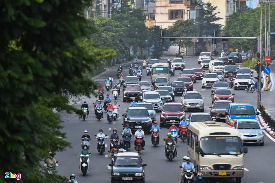 Hình ảnh lúc 7h30 tại khu vực Ngã Tư Sở. Hình ảnh xe cộ chen chúc như thế này gây cảm giác như ngày bình thường.