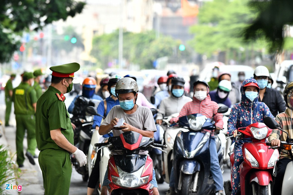 8h40, Tổ tuần tra cơ động Công an quận Đống Đa làm nhiệm vụ kiểm tra giấy tờ của người đi xe máy trên đường Tây Sơn, đoạn trước cổng Đại học Công Đoàn.