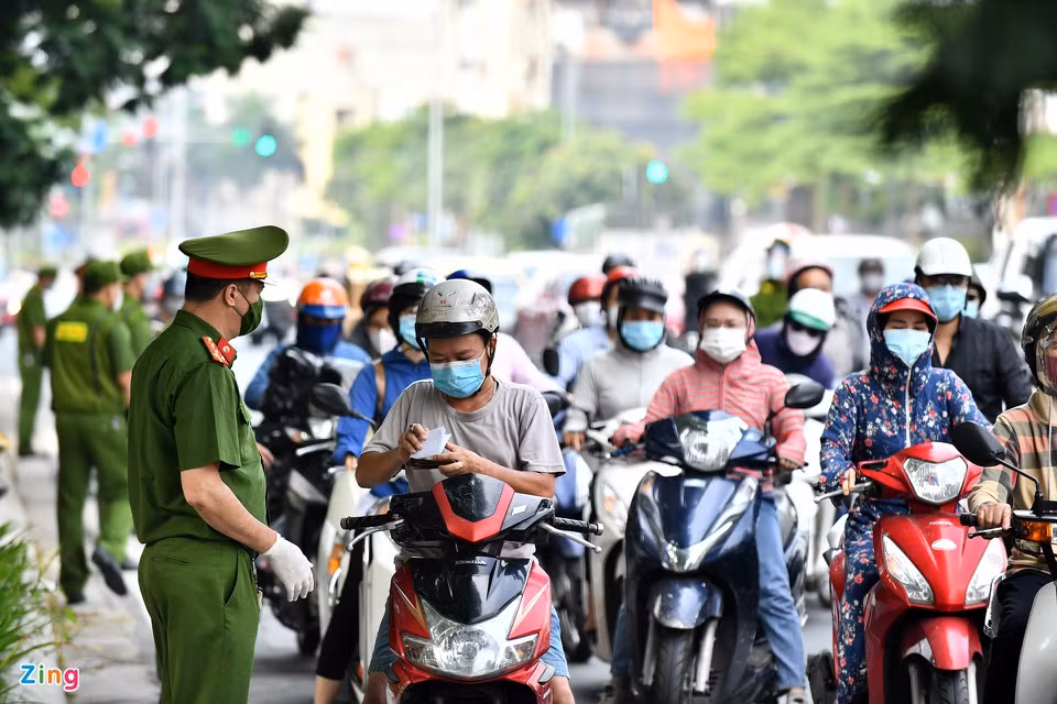 8h40, Tổ tuần tra cơ động Công an quận Đống Đa làm nhiệm vụ kiểm tra giấy tờ của người đi xe máy trên đường Tây Sơn, đoạn trước cổng Đại học Công Đoàn.