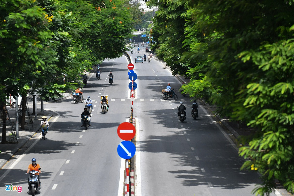 Phố Chùa Bộc lúc 9h30, lưu lượng ôtô thưa thớt, trên đường chủ yếu là người xe máy.
