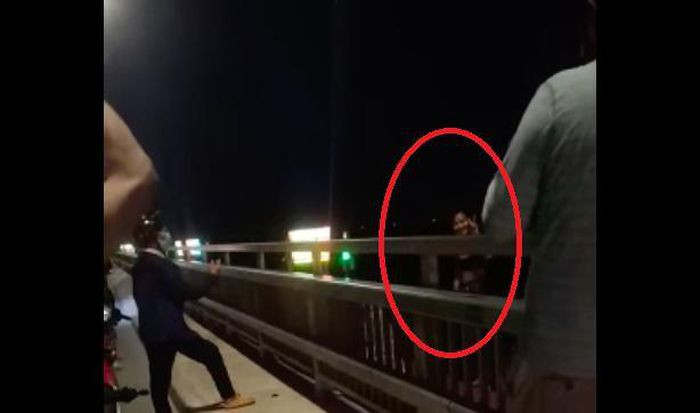 Hy huu, thoat chet khi nhay tu cau Nhat Tan xuong song Hong