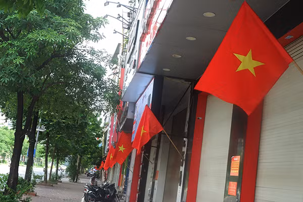 Pho phuong Ha Noi ruc ro co hoa chao mung Quoc khanh 2/9-Hinh-2