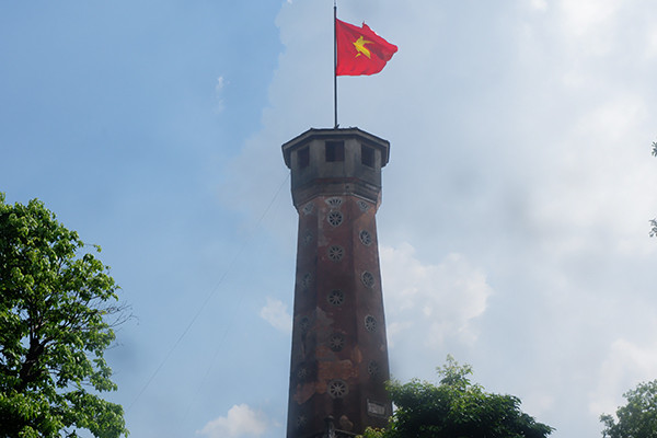 Cờ Tổ quốc tại Cột cờ Hà Nội luôn bay phấp phới. 