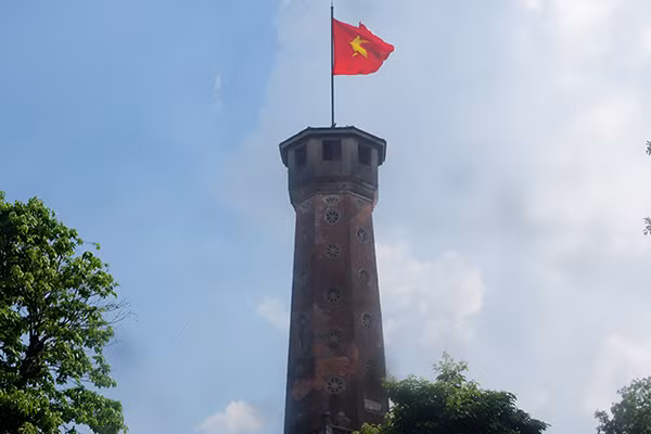 Cờ Tổ quốc tại Cột cờ Hà Nội luôn bay phấp phới. 