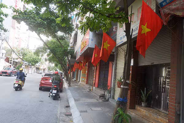 Bầu không khí tưng bừng bao trùm khắp nơi. 