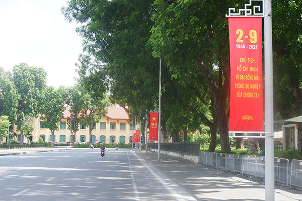 Băng rôn đỏ rực trên đường Độc Lập. 