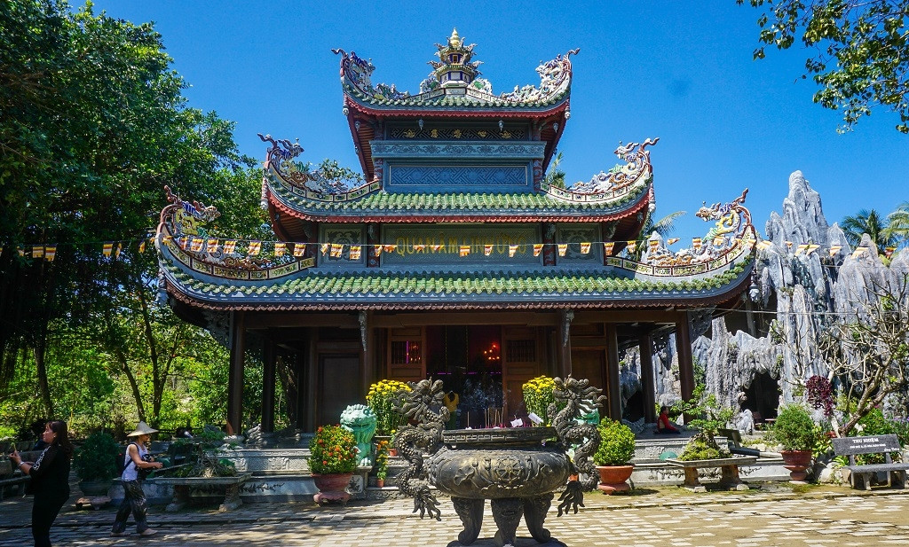 Cảnh trí của chùa được bố trí bình dị có thể len lỏi vào tâm hồn mỗi người. Cảnh quan ở đây e ấp kín đáo, không lộng lẫy tân thời mà uy nghi trầm mặc như tính cách bình dị của người Phú Yên. Kiến trúc tâm linh của ngôi chùa thể hiện ngay ở con đường dẫn.