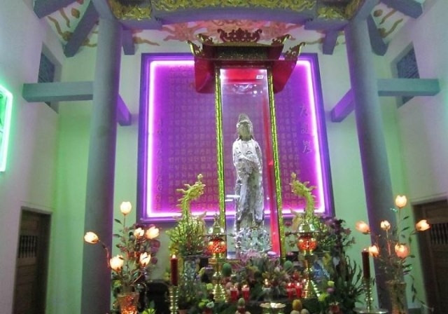 Chùa được xây dựng với nét kết hợp hài hòa giữa văn hóa yên bình vùng biển thông qua hình ảnh gáo dừa và San hô biển. Ngôi chính điện cùng gian thờ Tổ với tổng diện tích xấp xỉ nghìn mét vuông đã được ốp mái, trang trí toàn bộ bằng đá san hô và gáo dừa, những chất liệu tiêu biểu đặc trưng nơi vùng đất ven biển.