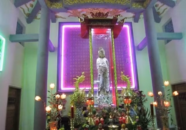 Chùa được xây dựng với nét kết hợp hài hòa giữa văn hóa yên bình vùng biển thông qua hình ảnh gáo dừa và San hô biển. Ngôi chính điện cùng gian thờ Tổ với tổng diện tích xấp xỉ nghìn mét vuông đã được ốp mái, trang trí toàn bộ bằng đá san hô và gáo dừa, những chất liệu tiêu biểu đặc trưng nơi vùng đất ven biển.