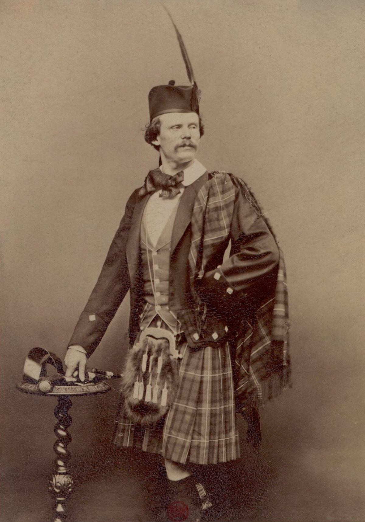 Người viết tiểu sử của nhà ngoại cảm lừng danh thế giới này là Peter Lamont Opines nhận định Home là một trong những người đàn ông nổi tiếng nhất thời đại mà ông sinh sống. Trong khi đó, Harry Houdini mô tả ông là "một trong những nhân vật đáng chú ý nhất và được ca ngợi nhất trong lĩnh vực ngoại cảm”.