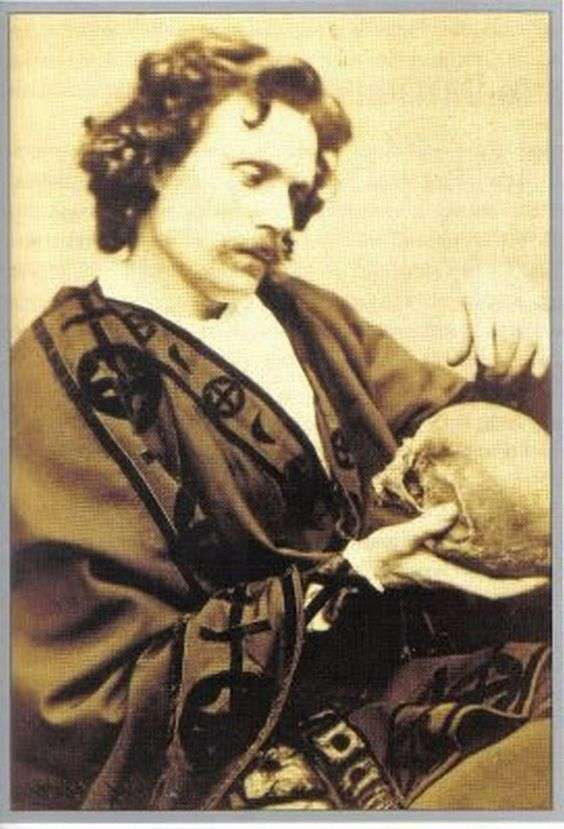 Năm 1857, ông đã tổ chức một cuộc chiêu hồn tầm cỡ lớn ở Paris. Những người tham gia buổi "trổ tài" của ông hôm đó gồm có hai nhân vật đặc biệt là vua Napolean III và hoàng hậu Eugénie. Khi đó, ông đã tổ chức gọi hồn cha của hoàng hậu Eugénie. Khả năng gọi hồn của Home vô cùng nổi tiếng. Đặc biệt là trong lần đến chơi nhà Hartford, nhà ngoại cảm Home cùng một số người thực hiện nghi lễ chiêu hồn rùng rợn. Để làm điều đó, họ chuẩn bị một ngọn đèn và trải một chiếc khăn lên trên với hy vọng linh hồn được gọi về sẽ xuất hiện, làm ra những điều kỳ lạ để báo hiệu sự xuất hiện của linh hồn. Sau khi hoàn tất công đoạn chuẩn bị, tất cả những người có mặt tại đó đứng thành vòng tròn xung quanh chiếc bàn nhưng không chạm vào nó.