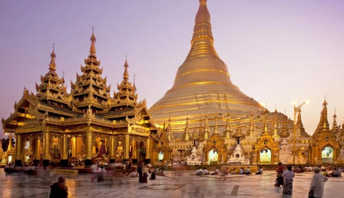 Chùa vàng Shwedagon, Yangon, Myanmar: Ngôi chùa 2.000 năm tuổi Shwedagon (ở Yangon, Myanmar) còn được gọi là Chùa Vàng. Tháp chính của chùa cao tới 98m, toàn bộ được dát bằng những tấm vàng mỏng do thợ thủ công chế tác theo kỹ thuật truyền thống. Phần hình vương miện được nạm 5.448 viên kim cương, trên cùng là một viên kim cương 72 carat.