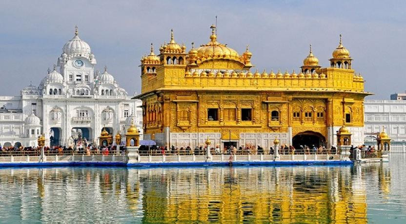 Đền Harmandir Sahib (Ấn Độ): Harmandir Sahib hay Darbar Sahib, hay còn gọi là Đền Vàng, là đền thiêng pliêng nhất của đạo Sikh. Ngoài Phần chân làm bằng đá hoa cương trắng, gần như toàn bộ ngôi đền được dát vàng với những họa tiết trang trí đầy tính nghệ thuật.