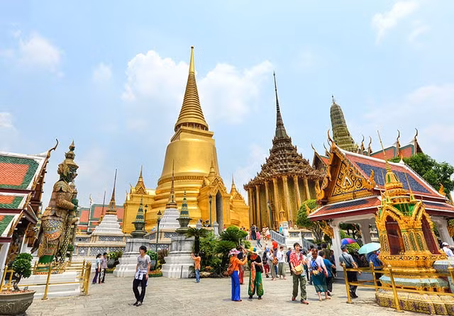 Hoàng cung Thái Lan ở Bangkok: Hoàng cung Thái Lan là một khu phức hợp gồm các công trình kiến trúc nguy nguy mang tính biểu tượng ở Bangkok được xây vào năm 1782. Bên trong cung điện là những bức tường được mạ vàng vô cùng tráng lệ.