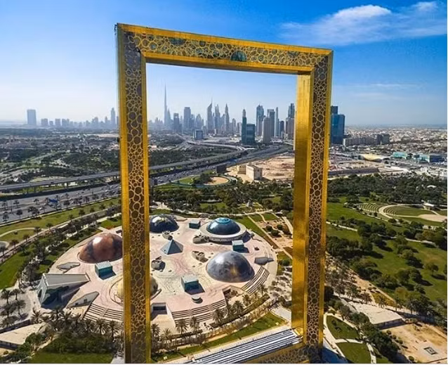 Tòa nhà dát vàng ở Dubai: Tọa lạc tại công viên Zabeel ở Dubai, tòa nhà dát vàng khổng lồ này được gọi là "Dubai Frame" (tạm dịch: Khung ảnh Dubai), cao 150m, cây cầu nối giữa công trình dài 93m với lối đi bộ bằng kính, tầm nhìn toàn cảnh hướng về Deira (Dubai cũ) ở phía bắc. Công trình bắt đầu xây dựng từ năm 2013 đến 2018 thì hoàn thành với chi phí khoảng 50 triệu USD.