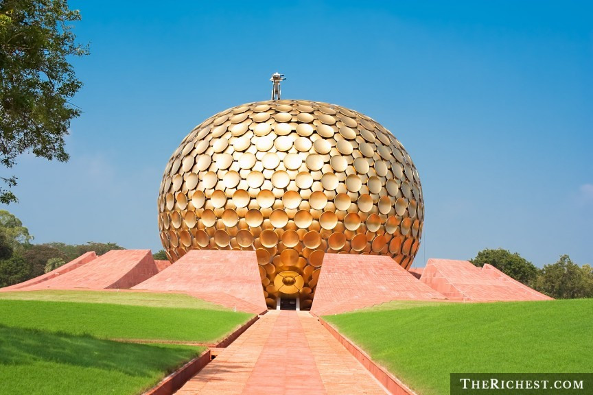 Đền Matrimandir ở Auroville, Ấn Độ: Đền Matrimandir ấn tượng với mái vòm được phủ đầy các đĩa vàng. Công trình là biểu tượng của các nghi thức thiền và yoga.