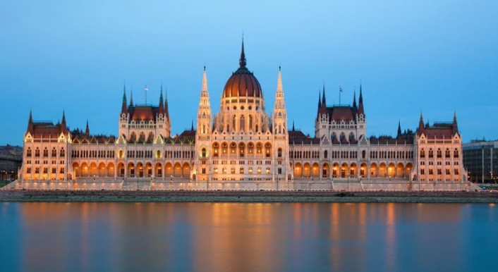 Tòa nhà Quốc hội Hungary: Với thiết kế ấn tượng ở rìa sông Danube (trung tâm Budapest), tòa nhà Quốc hội Hungary là một trong những công trình điển hình nhất về kiến trúc Phục hưng. Toàn bộ trần nhà phía trong đều được làm bằng 40kg vàng nguyên khối. Vàng từ 22 - 23 carat và lá vàng được sử dụng để trang trí khắp nơi trong tòa nhà.
