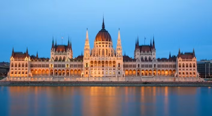 Tòa nhà Quốc hội Hungary: Với thiết kế ấn tượng ở rìa sông Danube (trung tâm Budapest), tòa nhà Quốc hội Hungary là một trong những công trình điển hình nhất về kiến trúc Phục hưng. Toàn bộ trần nhà phía trong đều được làm bằng 40kg vàng nguyên khối. Vàng từ 22 - 23 carat và lá vàng được sử dụng để trang trí khắp nơi trong tòa nhà.