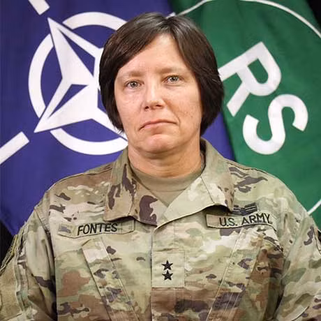 Thiếu tướng Robin Fontes trở thành tướng chỉ huy của Bộ chỉ huy chuyển tiếp an ninh Hợp thành ở Afghanistan vào tháng 7/2017. Bà đã phục vụ trong quân đội Mỹ nhiều lần ở Afghanistan, Ấn Độ, Pakistan và Tajikistan. Bà có khả năng nói tiếng Nga, tiếng Ba Tư và tiếng Dari.