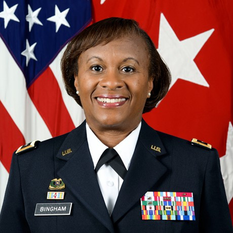 Trung tướng Gwen Bingham là vị nữ tướng hậu cần đầu tiên trong lục quân Mỹ.