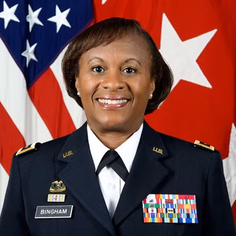 Trung tướng Gwen Bingham là vị nữ tướng hậu cần đầu tiên trong lục quân Mỹ.
