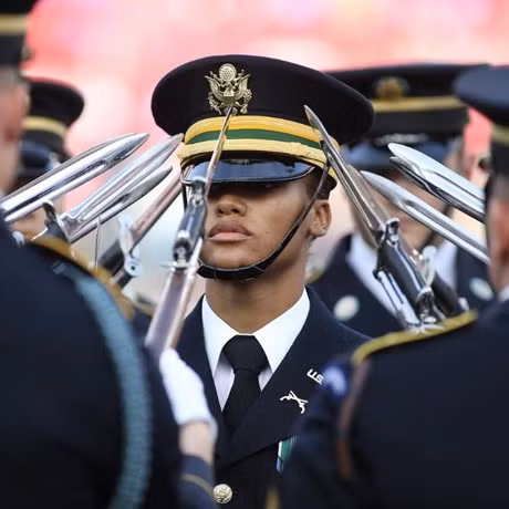 Lauren Glover trở thành nữ chỉ huy đầu tiên của đội nghi lễ lục quân Mỹ, vào năm 2014.