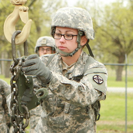 Nữ quân nhân Alexandra Seccareccio là chuyên viên của dàn pháo phản lực.