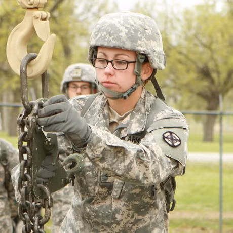 Nữ quân nhân Alexandra Seccareccio là chuyên viên của dàn pháo phản lực.