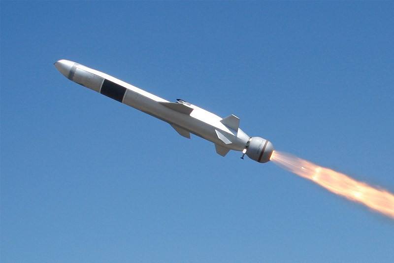 Điều đặc biệt, tên lửa NSM có khả năng chuyển sang trạng thái chiến đấu chỉ trong vài phút. Ngay sau khi rời khỏi hệ thống ống phóng, cánh tên lửa liền được bật ra để ổn định đường bay.