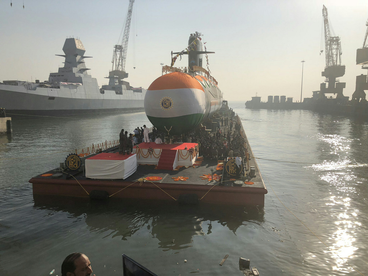 Thân tàu ngầm Scorpene làm bằng loại thép cường độ cao, ít nhiễm từ và có lớp phủ đặc biệt giúp triệt tiêu tiếng ồn. Vỏ tàu cho phép lặn nhiều lần tới độ sâu tối đa khi cần thiết, nó có thể hoạt động liên tục 240 ngày trên biển trong một năm.