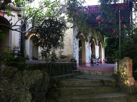  Chùa Trinh Tiết (xã Thanh Hải, huyện Thanh Liêm) còn gọi là Phật Tích tự, nằm trông ra dòng sống Đáy, được xây dựng dưới thời Lê Trung Hưng. Chùa có phong cảnh tuyệt trần, được ví như bức tranh thủy mặc ngoạn mục. Bên phải chùa có ngôi miếu thờ “Thập Bát Long thần Chân tể” – một vị thần nhân dân ta tôn xưng là Đức ông. 