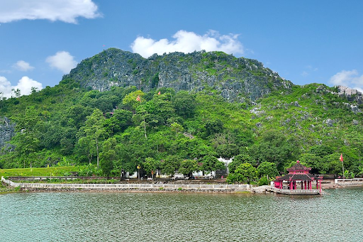  Chùa Tam Giáo (huyện Kim Bảng) còn được biết đến với tên gọi chùa Ông. Ngôi chùa đồ sộ này ngự dưới chân núi, đón được nguồn nước tinh khiết từ sâu trong lòng núi chảy ra. Đây là nơi bắt nguồn của chuyện cổ tích Trầu Cau, có địa danh suối Cau và chợ Trầu. Quần thể Bát Cảnh Sơn với vẻ đẹp bất tận và những câu chuyện thần kỳ hứa hẹn trở thành điểm du lịch văn hóa tâm linh xứng tầm. 