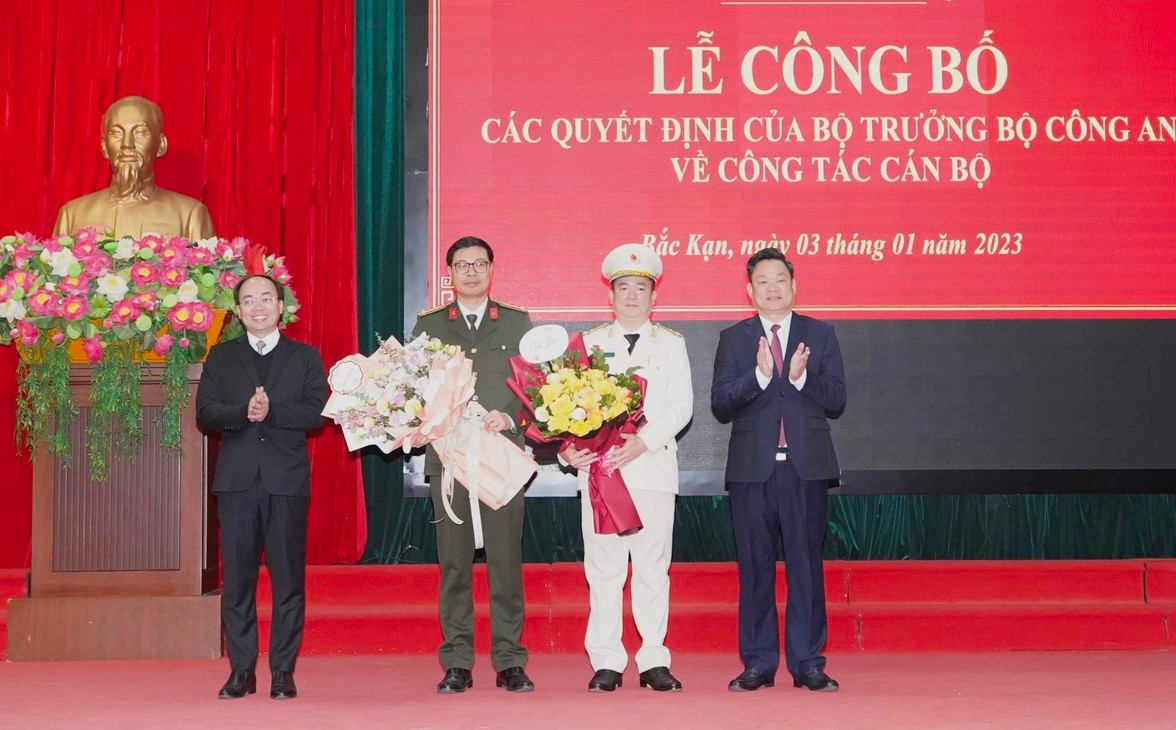  Bổ nhiệm Phó Cục trưởng Cục Xuất nhập cảnh, Phó Giám đốc Công an tỉnh Bắc Kạn: Ngày 3/1, Công an tỉnh Bắc Kạn đã công bố Quyết định của Bộ trưởng Bộ Công an về điều động đại tá Vũ Văn Quân - Phó Giám đốc Công an tỉnh Bắc Kạn đến nhận công tác và giữ chức vụ Phó Cục trưởng Cục quản lý xuất nhập cảnh, Bộ Công an; Quyết định bổ nhiệm thượng tá Thăng Quang Huy - Trưởng phòng Tổ chức cán bộ giữ chức vụ Phó Giám đốc Công an tỉnh Bắc Kạn. (lãnh đạo tỉnh Bắc Kạn chúc mừng đại tá Vũ Văn Quân và thượng tá Thăng Quang Huy).