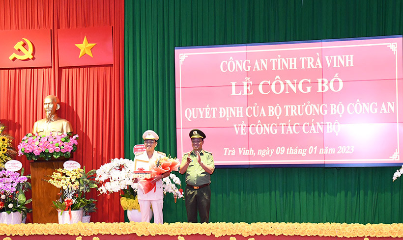  Bổ nhiệm Phó Giám đốc Công an tỉnh Trà Vinh: Chiều 9/1, thừa ủy quyền của Bộ trưởng Bộ Công an, đại tá Trần Xuân Ánh - Giám đốc Công an tỉnh Trà Vinh đã trao quyết định của Bộ Công an về việc bổ nhiệm đại tá Trần Hồng Minh (SN 1976, quê quán huyện Củ Chi, TP HCM) Trưởng Công an Quận 3, TP HCM đến nhận công tác và giữ chức vụ Phó Giám đốc Công an tỉnh Trà Vinh. 