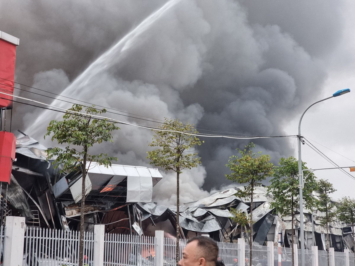 Khi lực lượng Cảnh sát PCCC và CNCH đến nơi, đám cháy đã phát triển, bao trùm khoảng 1/3 diện tích nhà xưởng. 