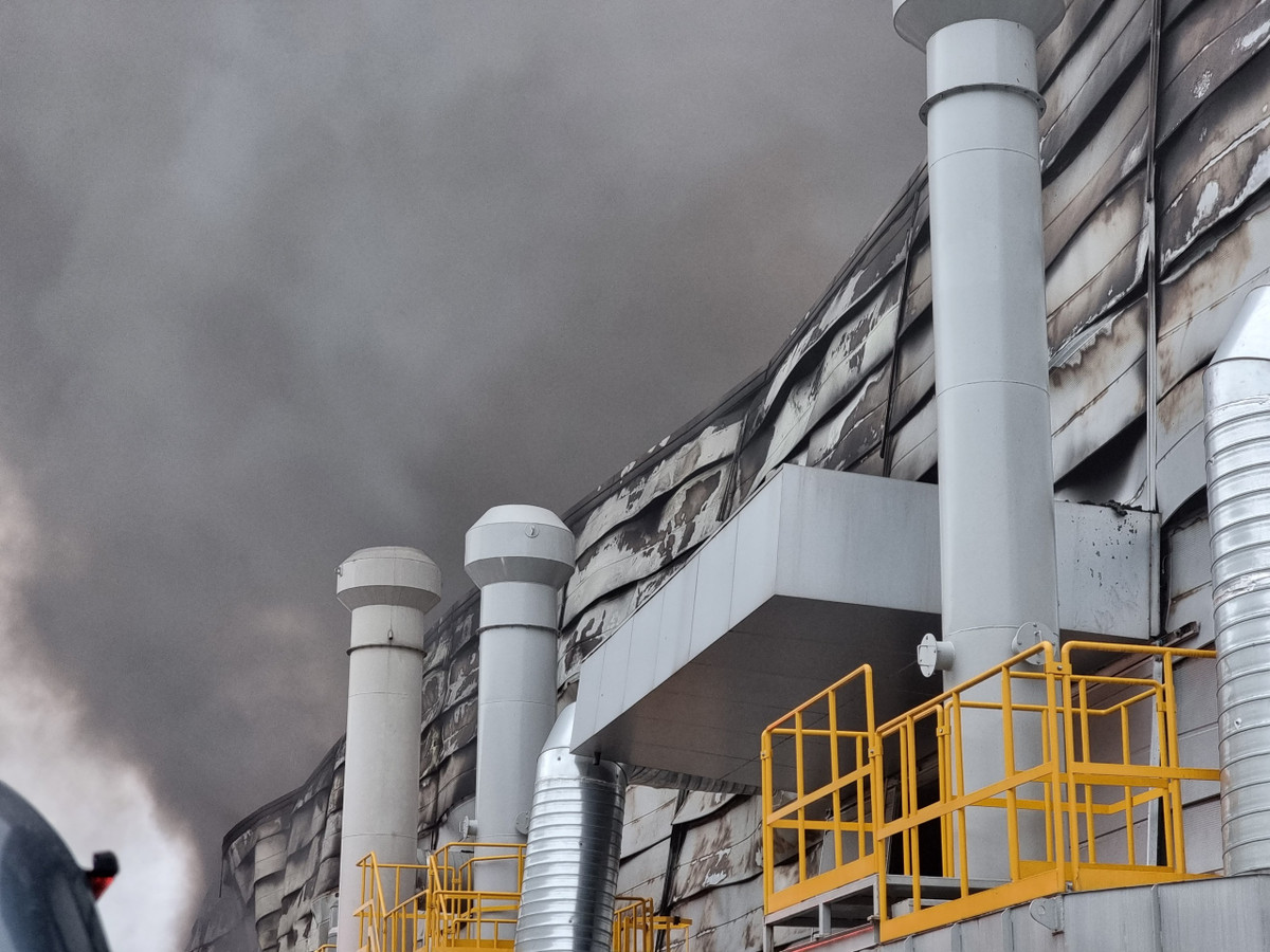 Cụ thể, vào hồi 3h56 phút ngày 12/1, Phòng Cảnh sát PCCC và CNCH, Công an tỉnh Bắc Ninh nhận được tin báo xảy ra cháy tại xưởng Công ty TNHH ESD Korea Vina, địa chỉ: Lô J.3-2, KCN Quế Võ (mở rộng), phường Nam Sơn, thành phố Bắc Ninh, tỉnh Bắc Ninh. 