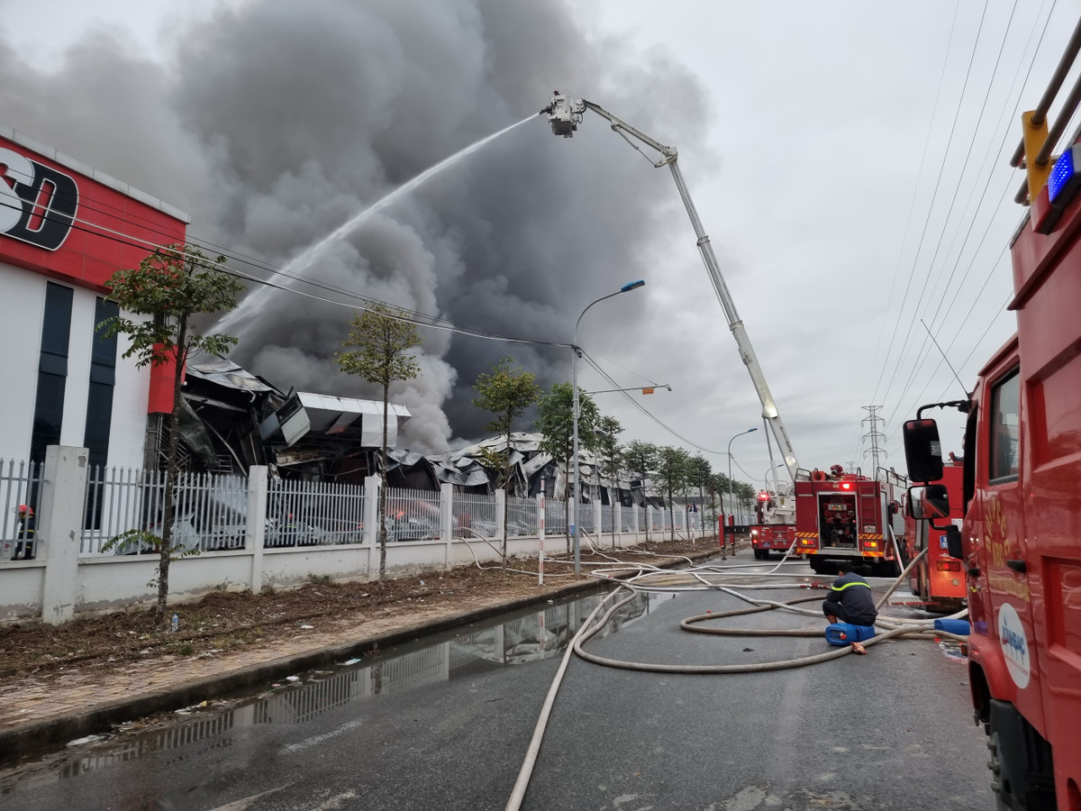 Lực lượng chức năng đã kịp thời ngăn chặn cháy lan, bảo vệ các nhà xưởng xung quanh, khu vực văn phòng 2 tầng diện tích 600m2 liền kề với nhà xưởng bị cháy, di chuyển 120 thùng chứa hóa chất dễ cháy, nổ (180kg/thùng), 3.000 lít dung môi, hóa chất tẩy rửa bên trong nhà xưởng ra khu vực an toàn và đảm bảo an toàn khu vực máy nén khí, máy lọc nằm bên trong nhà xưởng. Hiện nay, đám cháy đã cơ bản được dập tắt. 