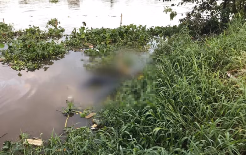 Phat hien thi the nam gioi noi tren song, ao co logo hinh ca sau