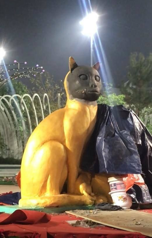 Tại Vĩnh Phúc, linh vật dù mới hoàn thành được 90% nhưng cũng khiến nhiều người phải hoảng hốt. Chú mèo có biểu cảm không mấy thân thiện, thêm gương mặt đen xì chưa hoàn thiện mang tới cảm giác u ám hơn là chào xuân. . 