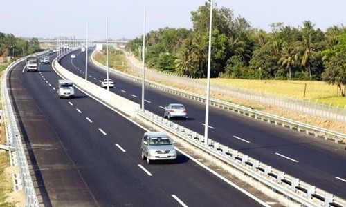  Cao tốc Châu Đốc - Cần Thơ - Sóc Trăng: Dự án giai đoạn 1 có tổng chiều dài khoảng 188,2km, tổng mức đầu tư 44.691 tỷ đồng. Giai đoạn hoàn chỉnh 6 làn xe ô tô cao tốc, giai đoạn 1 quy mô 4 làn xe phân kỳ. Cao tốc Châu Đốc - Cần Thơ - Sóc Trăng được chia thành 4 dự án thành phần. Tiến độ yêu cầu cơ bản hoàn thành một số đoạn tuyến có lưu lượng giao thông lớn vào năm 2025, toàn tuyến năm 2026 và đưa vào khai thác đồng bộ toàn dự án năm 2027. (Ảnh minh họa) 