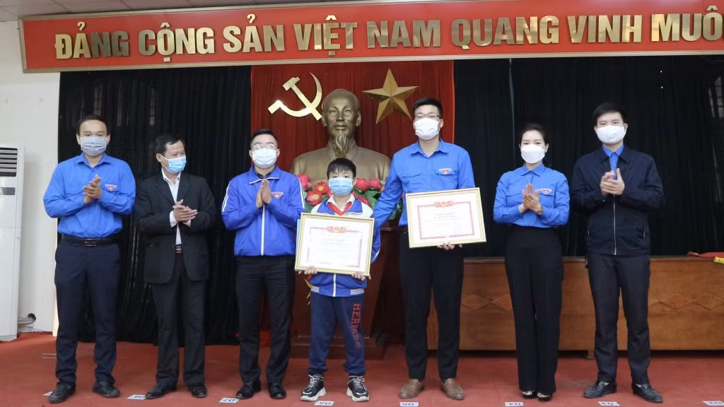 Cậu bé lớp 6 cứu sống bạn bị rơi xuống giếng: Trưa 7/12, em N.H.B. (học sinh lớp 5D, Trường tiểu học Tây Tựu A - phường Tây Tựu, Hà Nội) đang chơi ở gần giếng nước trong khuôn viên chùa thì trượt chân ngã xuống. Do không biết bơi, B. vùng vẫy kêu cứu. Đang chơi ở gần đó, nghe tiếng kêu cứu, ngay lập tức Hà Công Minh Đức (học sinh lớp 6A6, Trường THCS Tây Tựu) chạy đến, nhảy xuống nước cứu bạn. (Ảnh: Tuổi trẻ thủ đô)