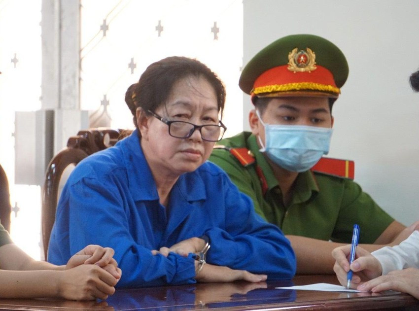 CQĐT nhận định hành vi của các bị can đã trực tiếp xâm hại đến trật tự quản lý kinh tế, gây ảnh hưởng xấu đến tình hình an ninh, trật tự tại địa phương nên cần xử lý nghiêm để răn đe, giáo dục và phòng ngừa chung. Về vai trò, CQĐT xác định Hạnh là chủ mưu, cầm đầu điều hành toàn bộ hoạt động vận chuyển USD, vàng qua biên giới Việt Nam Campuchia cho các đối tượng buôn lậu. (Ảnh: Pháp luật TP HCM) 