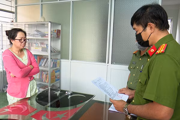 Tiền được gom về tập kết ở nhà Hạnh, Lộc và Lê Thị Bạch Vân tiến hành kiểm đếm số lượng USD của từng tiệm vàng rồi báo lại cho Phấn và Hạnh để Phấn đi thu tiền công vận chuyển của các tiệm vàng. Sau đó, Lộc, Vân, Hải, Trung, Nguyễn Hữu Phước mang tiền đến phủ thờ Nguyễn Mai của gia đình Hạnh. Để tránh lẫn lộn, các tiệm vàng và cá nhân đều có ký hiệu nhận biết riêng như “Vh” - tiệm vàng Trương Hưng, “VI” - tiệm vàng Trương Liêm, “số 9” - tiệm vàng Vân An, “số 2” - tiệm vàng Kim Ngọc Mai, “KK” là ký hiệu của Trịnh Kim Ba và Dương Công Cường. (Ảnh: Vietnamnet)